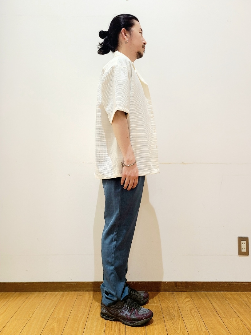 ホワイト系のシャツ/ブラウス、ブルー系のその他パンツを着用したメンズの夏コーディネートの2枚目の写真