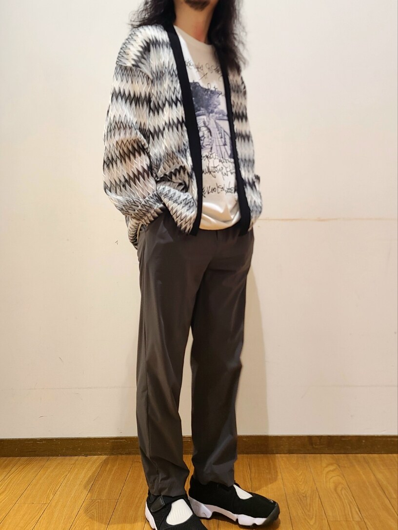 ホワイト系のTシャツ/カットソー、ホワイト系のニット/セーター、グレー系のその他パンツを着用したメンズの夏コーディネートの5枚目の写真