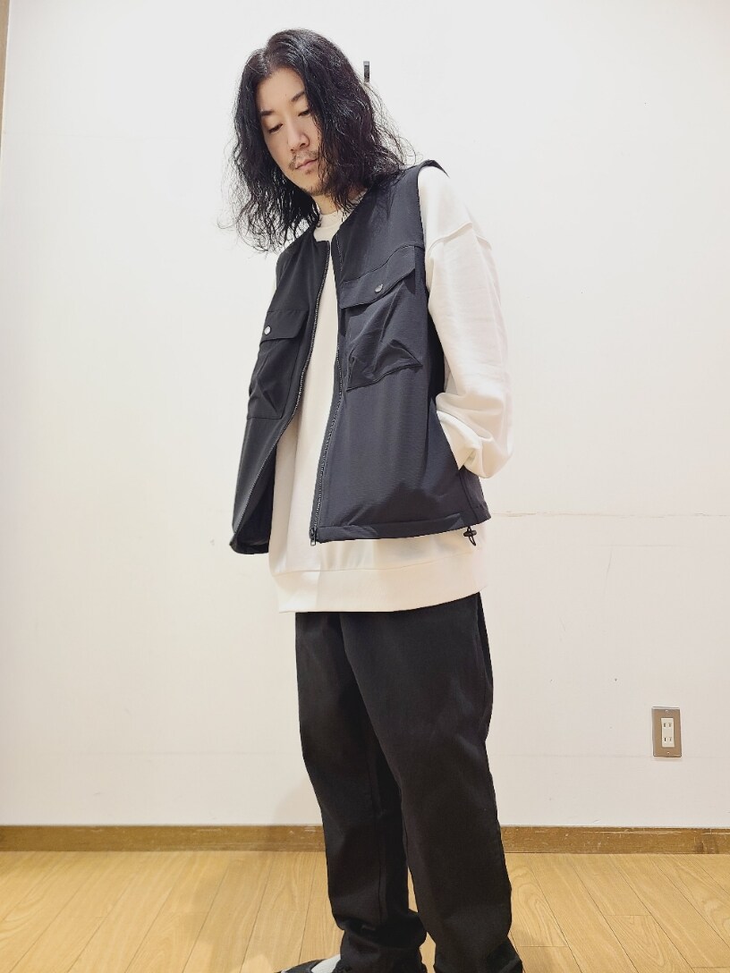 ホワイト系のスウェット、ブラック系のその他パンツを着用したメンズの秋コーディネートの7枚目の写真