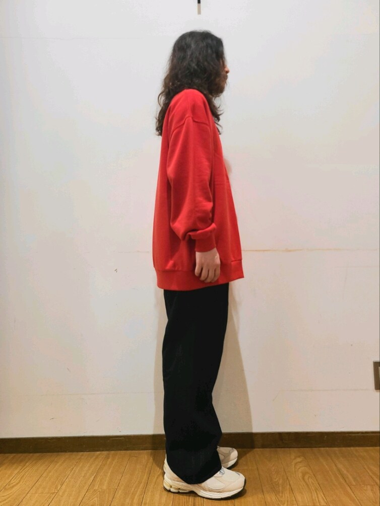 レッド系のスウェット、ブラック系のその他パンツを着用したメンズの春コーディネートの2枚目の写真