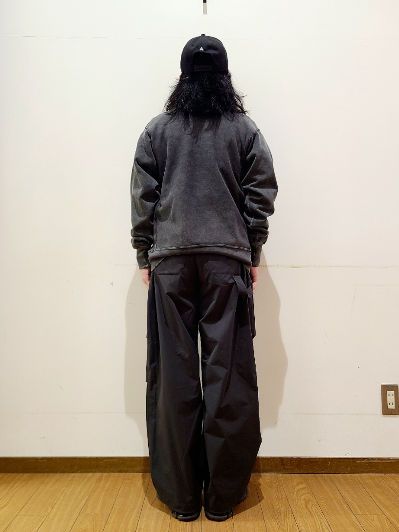 グレー系のカーゴパンツ、ブラック系のスウェットを着用したメンズの冬コーディネートの3枚目の写真