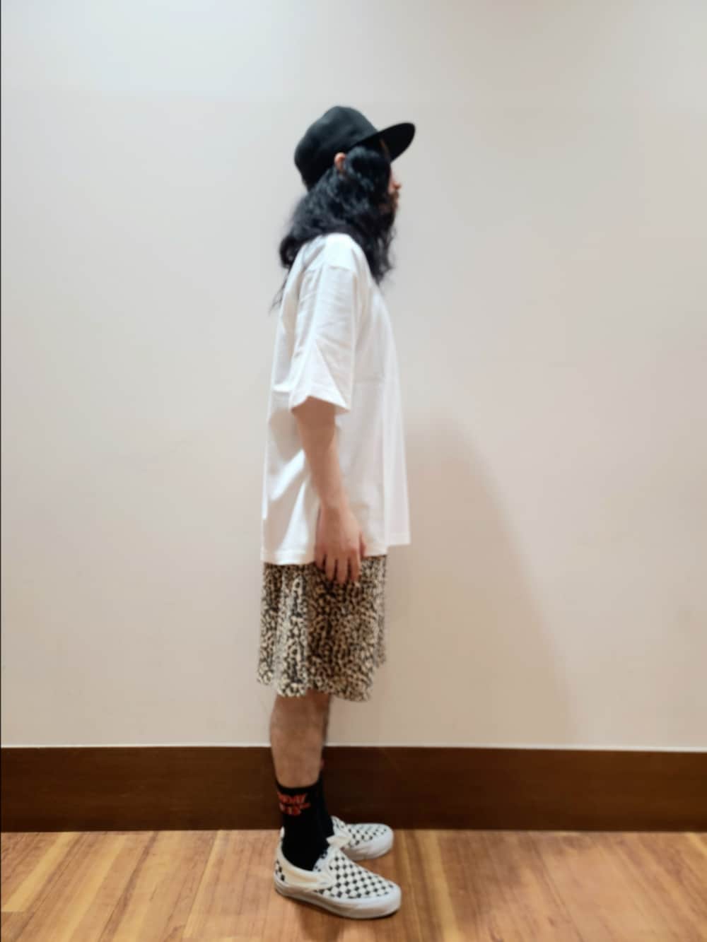 ホワイト系のTシャツ/カットソーを着用したメンズの夏コーディネートの2枚目の写真