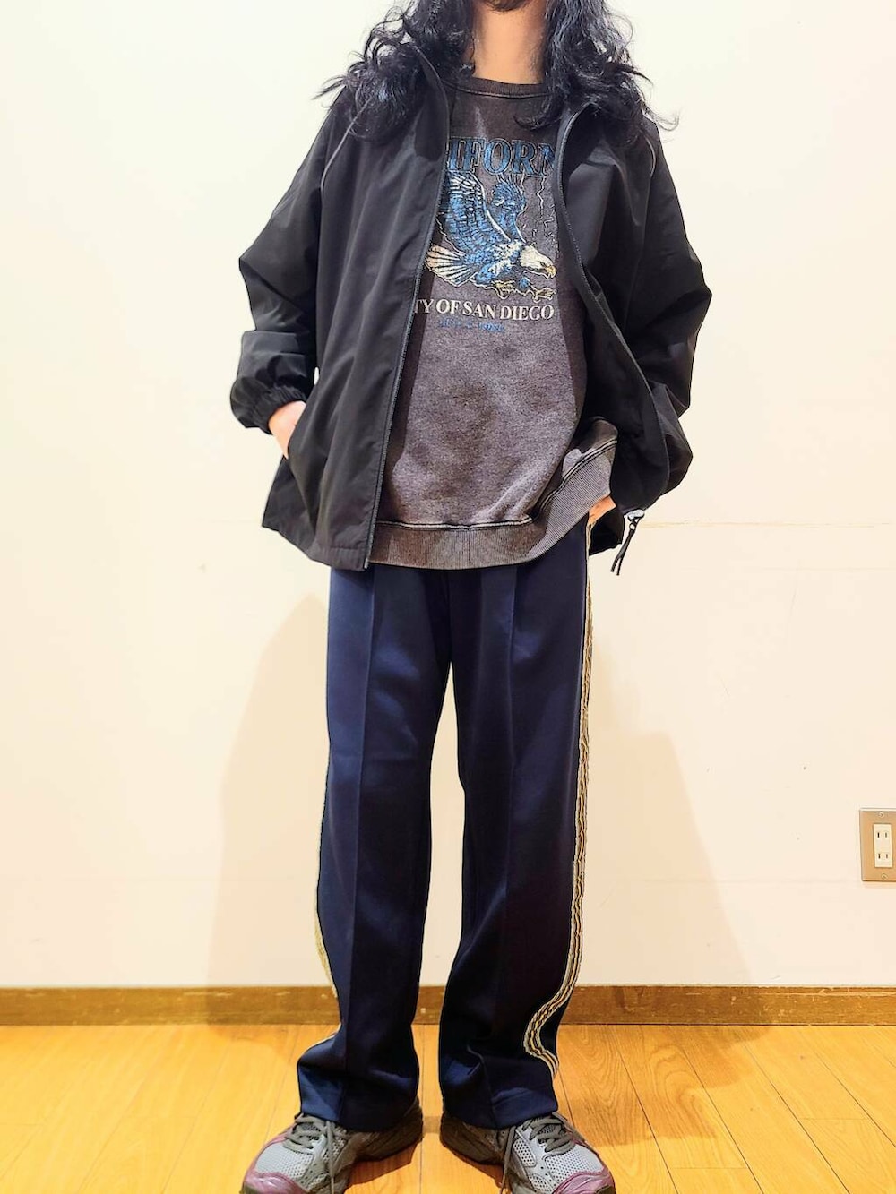 ブルー系のその他パンツ、ブラック系のブルゾン、その他のスウェットを着用したメンズの冬コーディネートの5枚目の写真