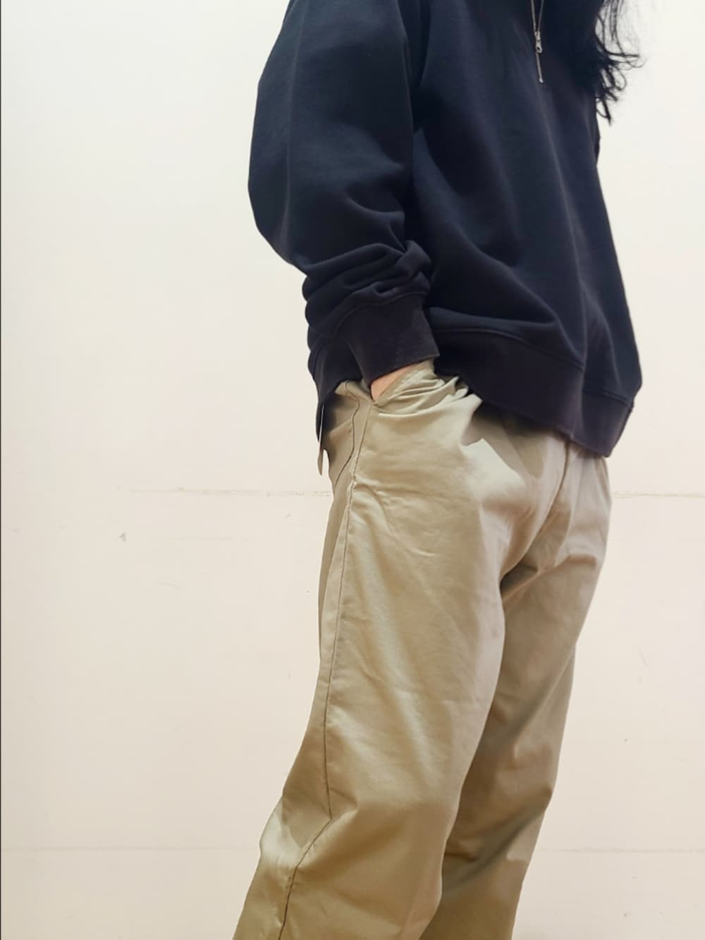 ブラック系のスウェット、ベージュ系のその他パンツを着用したメンズの春コーディネートの5枚目の写真