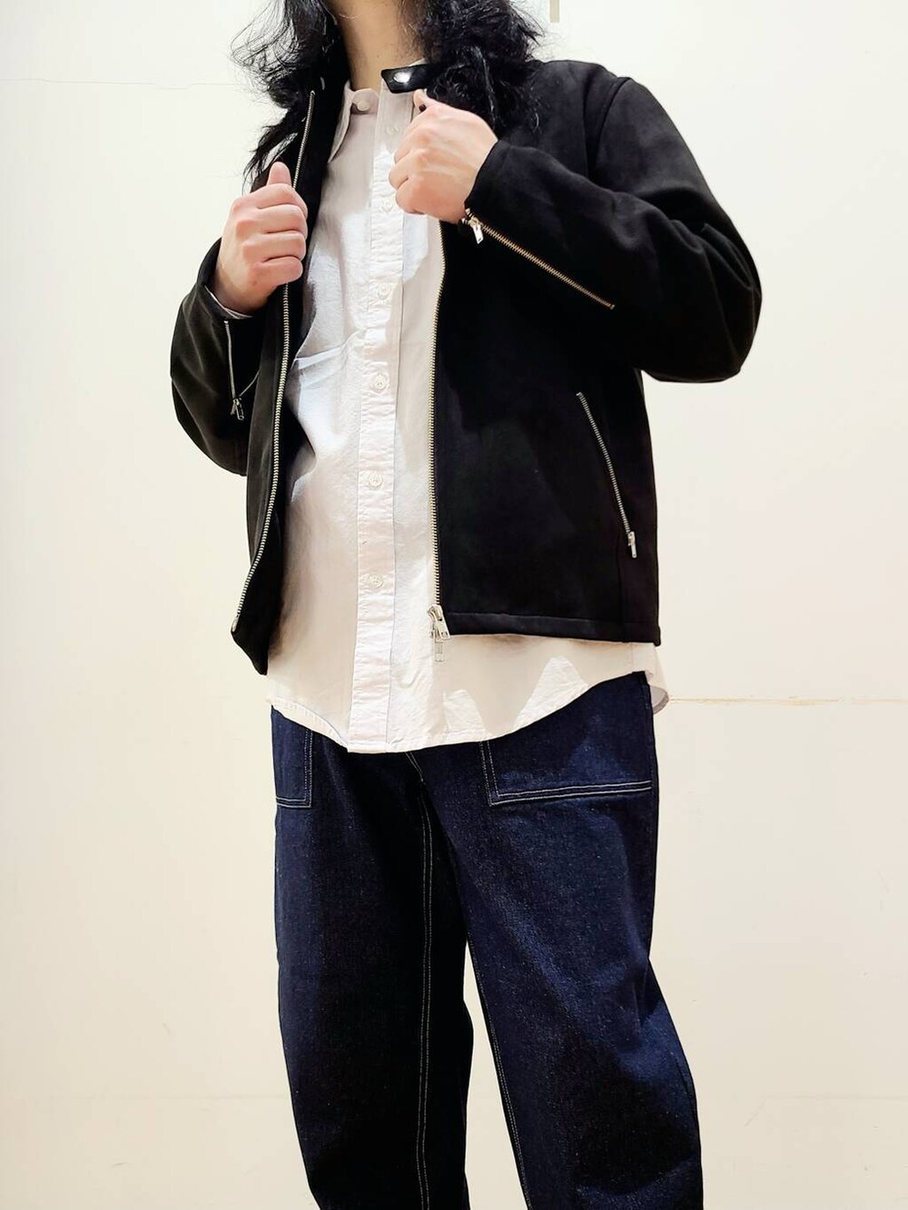 ホワイト系のシャツ/ブラウス、ブルー系のその他パンツを着用したメンズの冬コーディネートの9枚目の写真