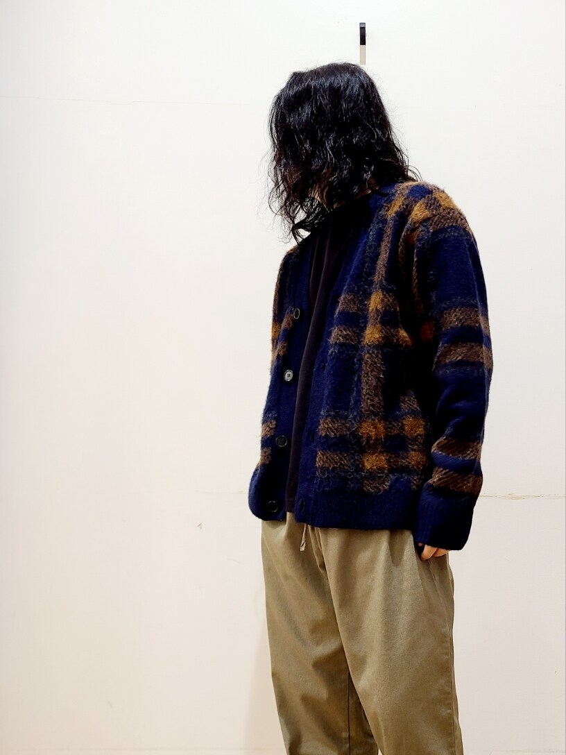 ブルー系のカーディガン/ボレロ、グリーン系のその他パンツを着用したメンズの秋コーディネートの9枚目の写真