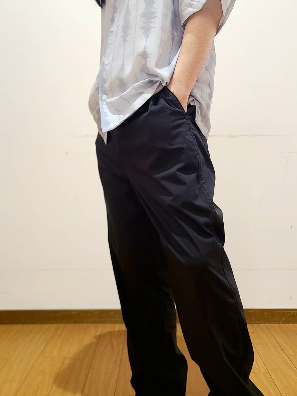 ホワイト系のTシャツ/カットソー、グレー系のシャツ/ブラウスを着用したメンズの春コーディネートの6枚目の写真