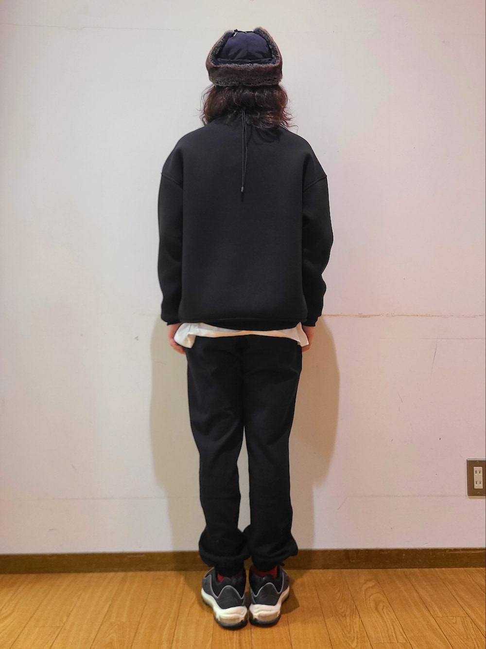ブラック系のスウェット、ブラック系のその他パンツ、その他のショルダーバッグを着用したメンズの秋コーディネートの3枚目の写真