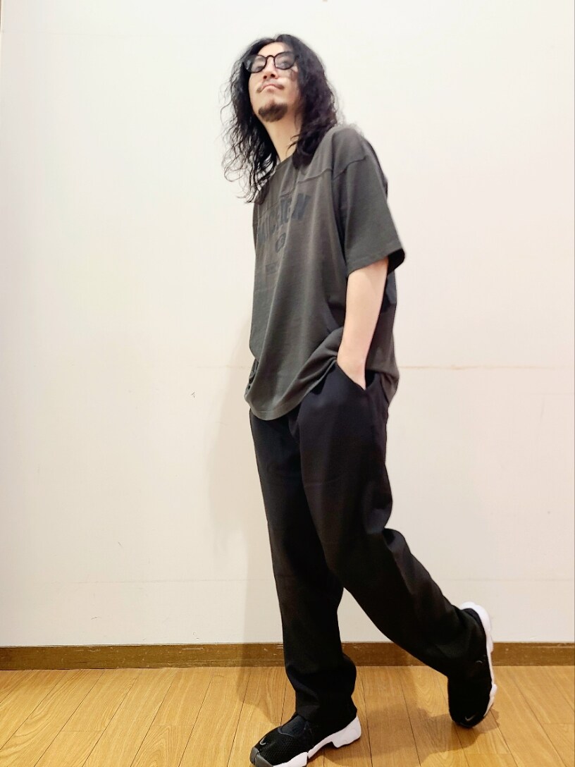 グレー系のTシャツ/カットソー、ブラック系のスニーカー、ブラック系のその他パンツを着用したメンズの夏コーディネートの4枚目の写真