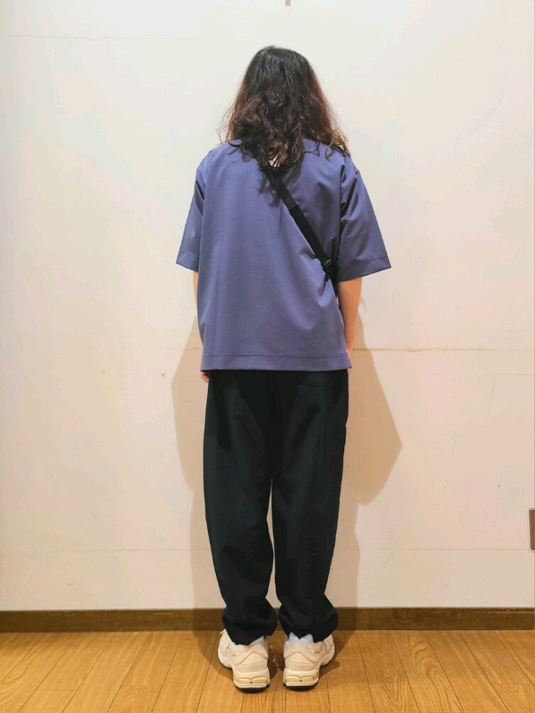 ブルー系のTシャツ/カットソー、ブルー系のその他パンツ、ブラック系のボディバッグ/ウエストポーチを着用したメンズの春コーディネートの3枚目の写真