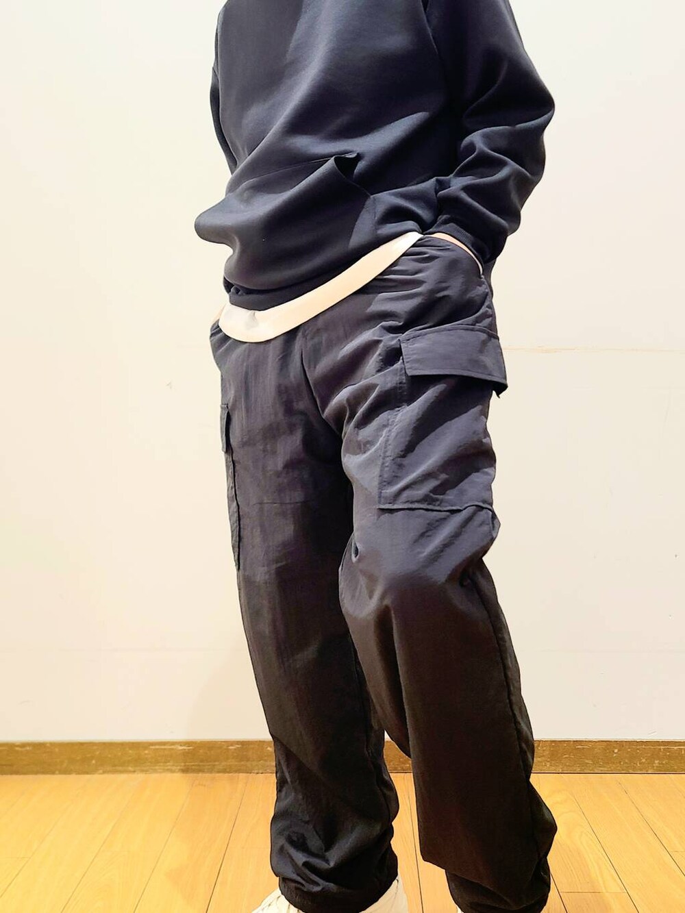 ブラック系のその他パンツ、ホワイト系のTシャツ/カットソー、ブラック系のパーカーを着用したメンズの秋コーディネートの7枚目の写真