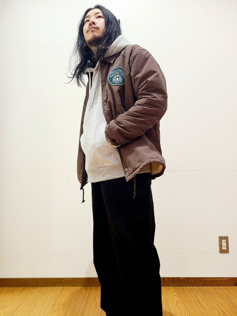 ブラウン系のブルゾン、ブラック系のその他パンツを着用したメンズの冬コーディネートの7枚目の写真