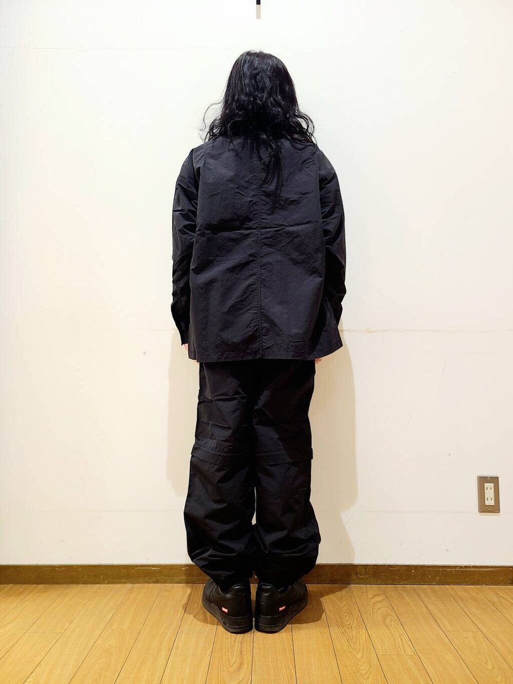 ブラック系のシャツ/ブラウス、ブラック系のその他パンツ、その他のスウェットを着用したメンズの冬コーディネートの3枚目の写真