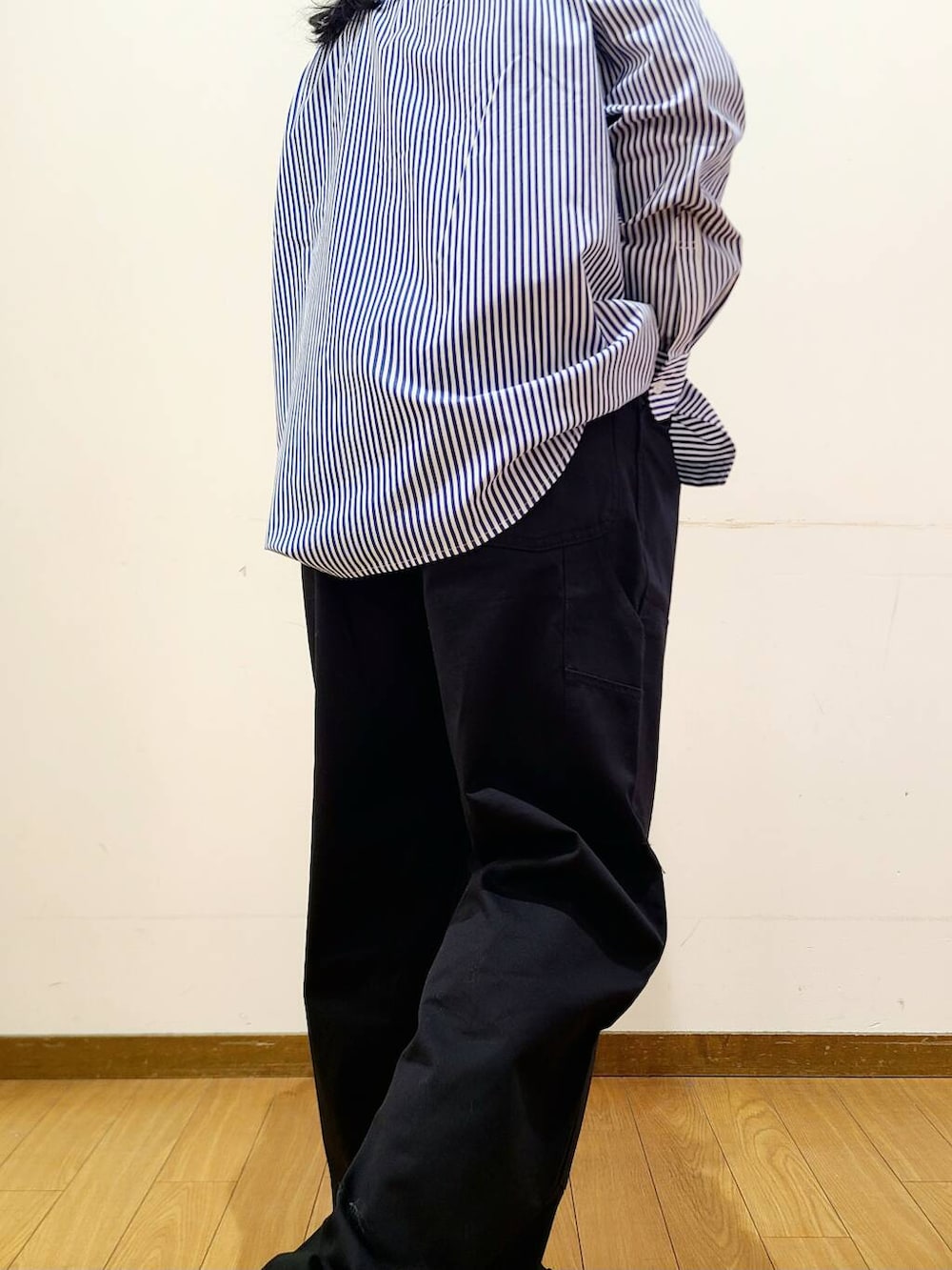 ブルー系のシャツ/ブラウス、ブラック系のその他パンツを着用したメンズの冬コーディネートの8枚目の写真