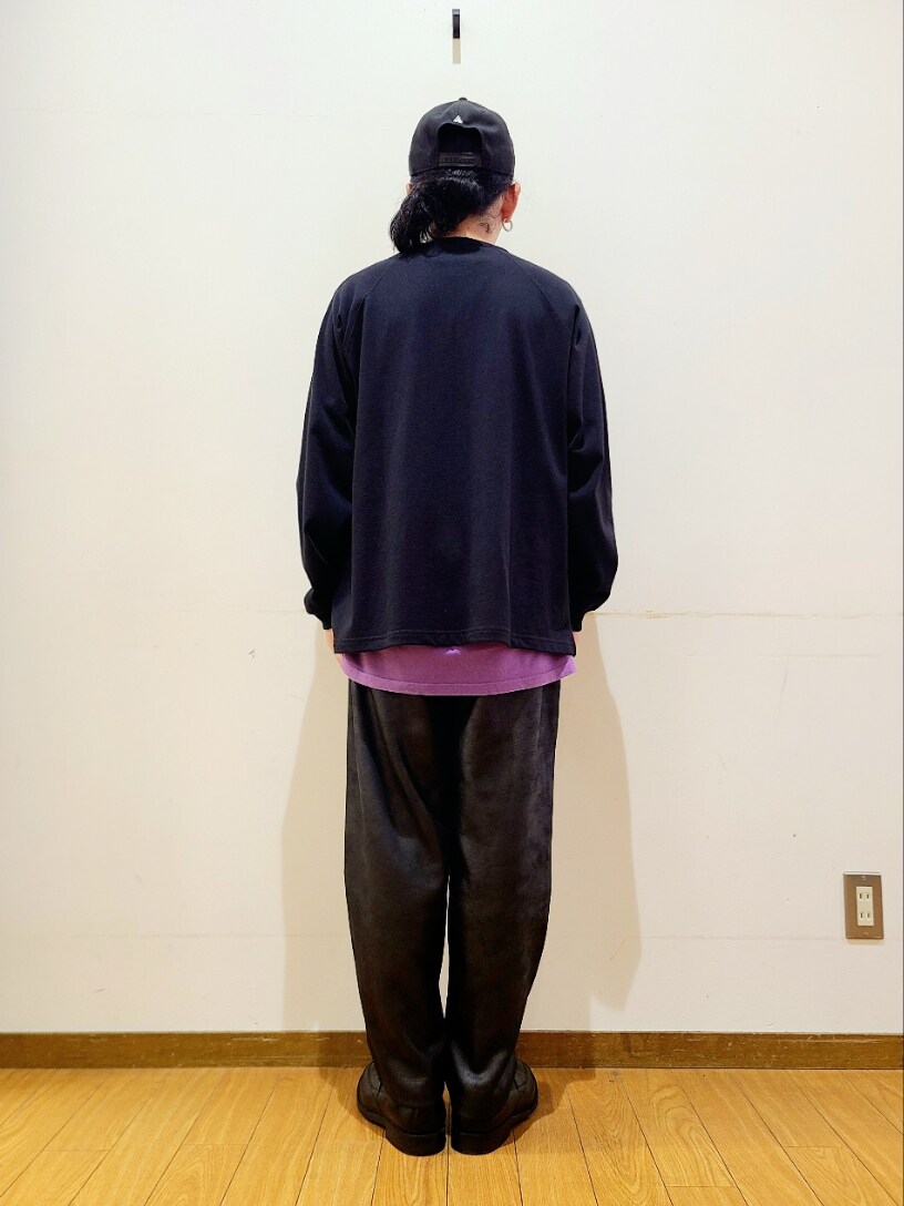 ブラック系のTシャツ/カットソー、ブラック系のその他パンツ、ブラック系のキャップを着用したメンズの秋コーディネートの3枚目の写真