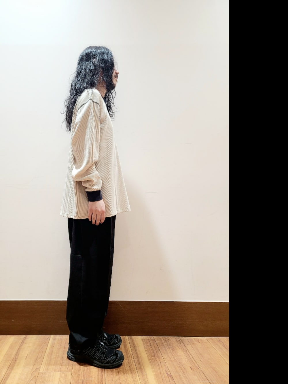 ホワイト系のTシャツ/カットソー、ブラック系のその他パンツを着用したメンズの夏コーディネートの2枚目の写真