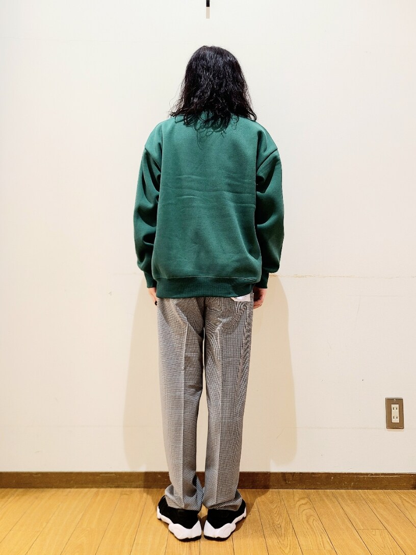 グリーン系のスウェット、その他のその他パンツを着用したメンズの秋コーディネートの4枚目の写真