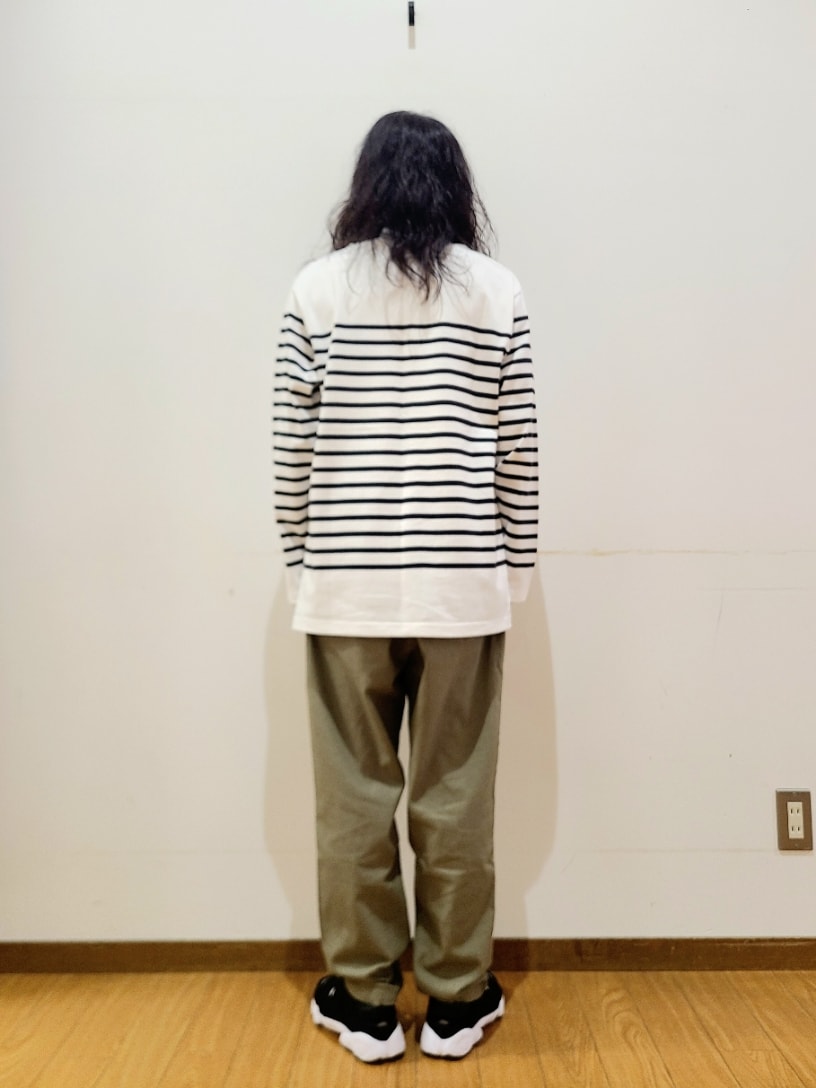 ホワイト系のTシャツ/カットソー、グリーン系のその他パンツ、ブラック系のスニーカーを着用したメンズの夏コーディネートの3枚目の写真