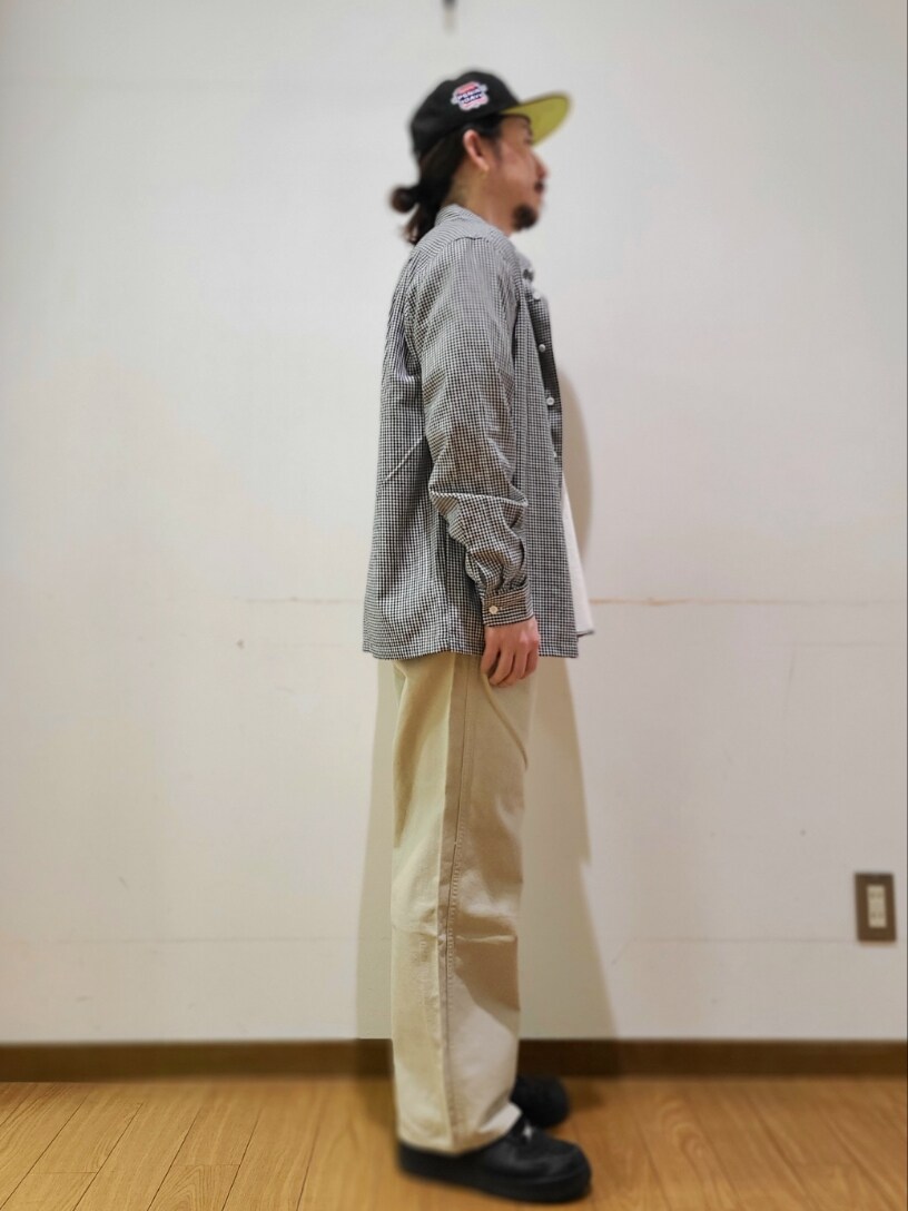 ホワイト系のTシャツ/カットソー、ベージュ系のその他パンツを着用したメンズの冬コーディネートの2枚目の写真