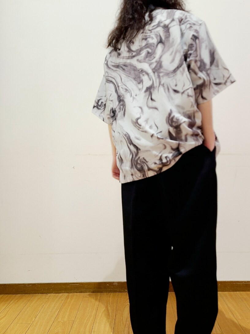 グリーン系のTシャツ/カットソー、ブラック系のスラックス、ホワイト系のシャツ/ブラウスを着用したメンズの夏コーディネートの5枚目の写真
