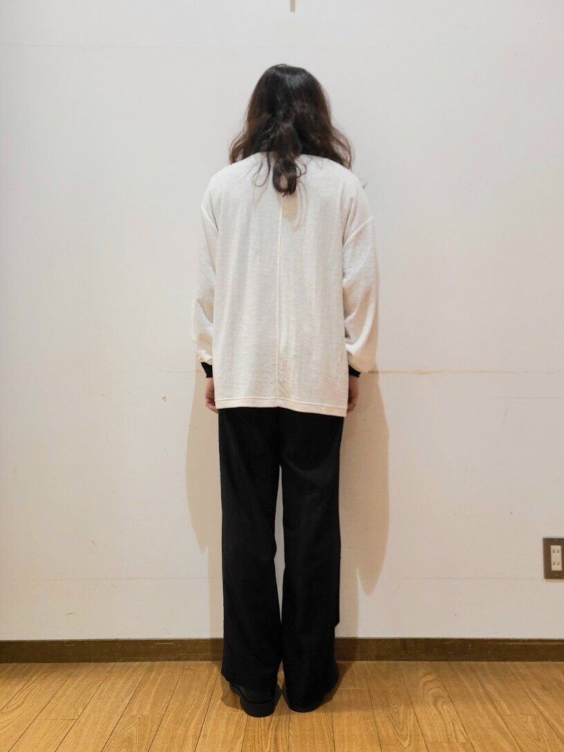 ホワイト系のTシャツ/カットソー、ブラック系のその他パンツ、グレー系のメガネを着用したメンズの春コーディネートの3枚目の写真