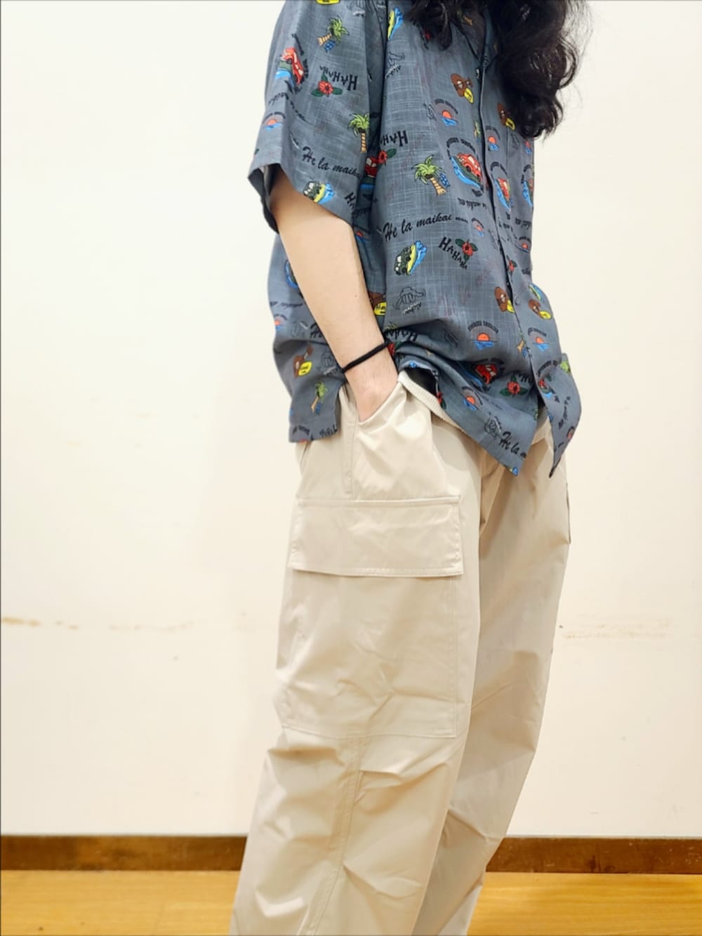 グレー系のシャツ/ブラウス、グレー系のTシャツ/カットソー、ホワイト系のその他パンツを着用したメンズの夏コーディネートの4枚目の写真