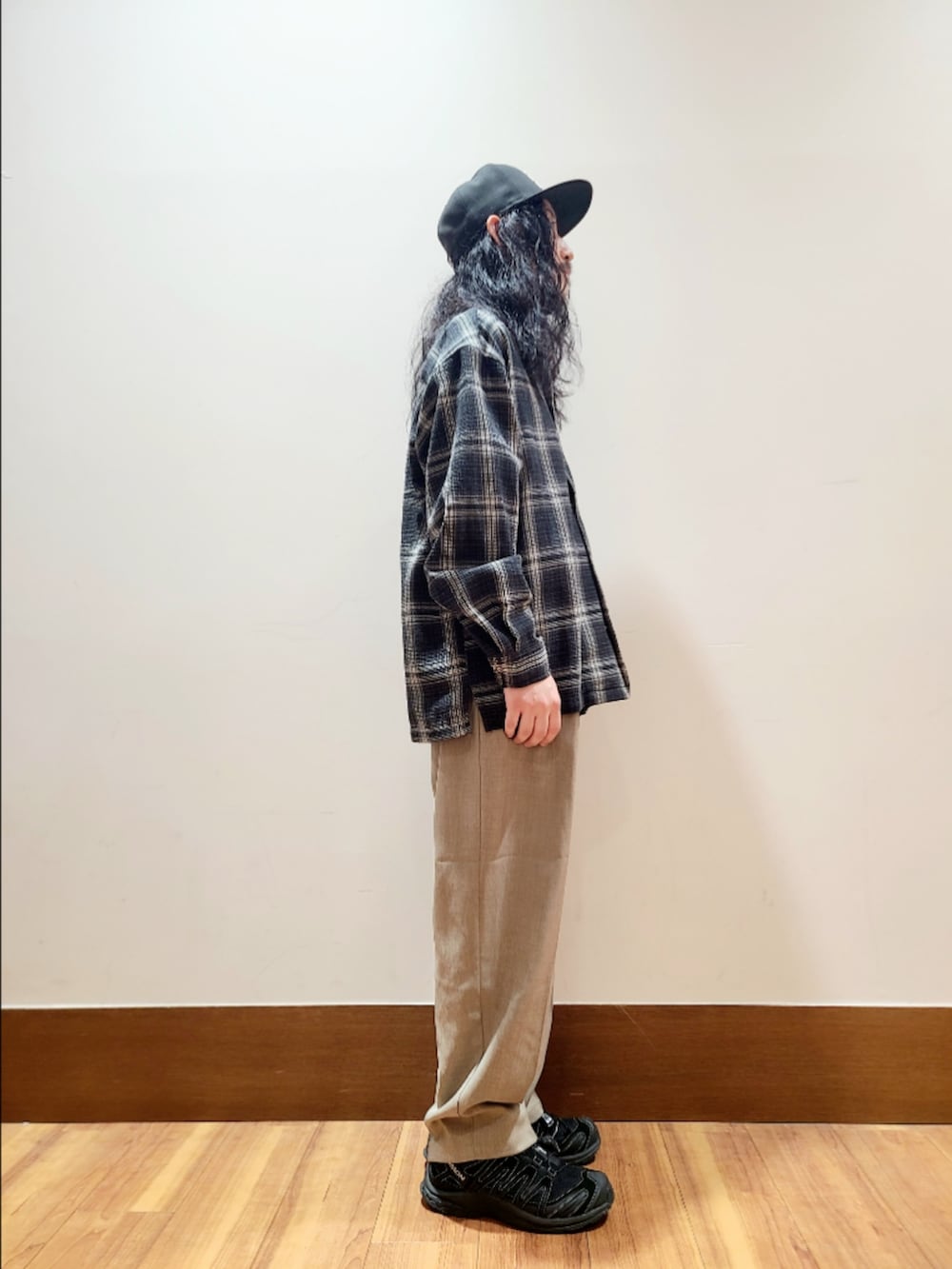 ブラック系のシャツ/ブラウス、ベージュ系のその他パンツを着用したメンズの秋コーディネートの2枚目の写真