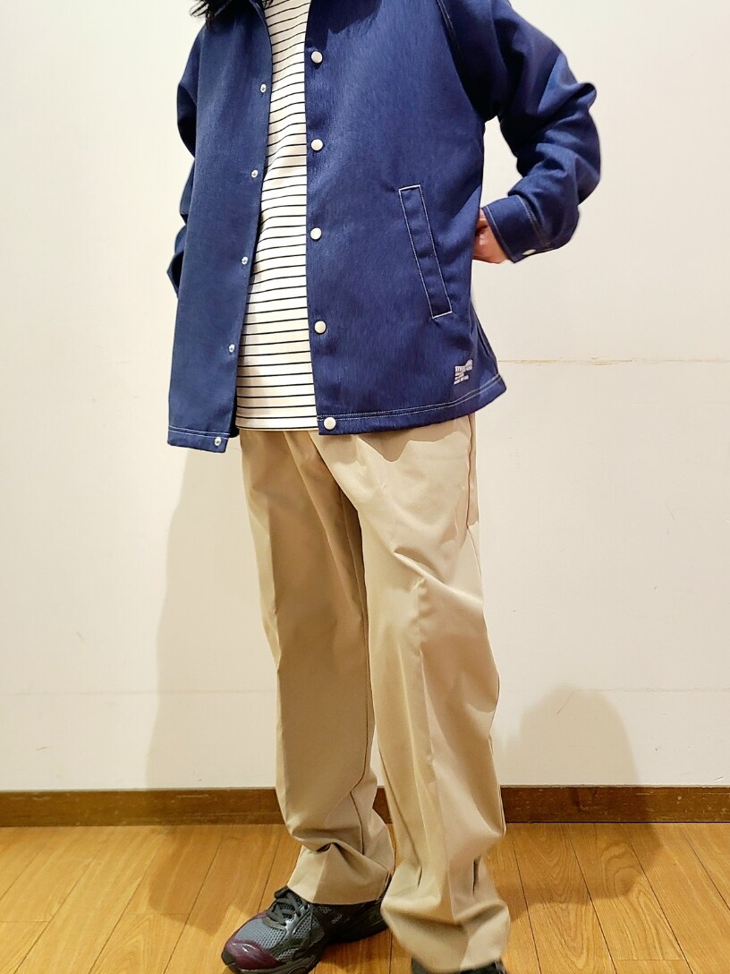 ブラック系のTシャツ/カットソー、ブルー系のブルゾン、ベージュ系のその他パンツを着用したメンズの春コーディネートの4枚目の写真