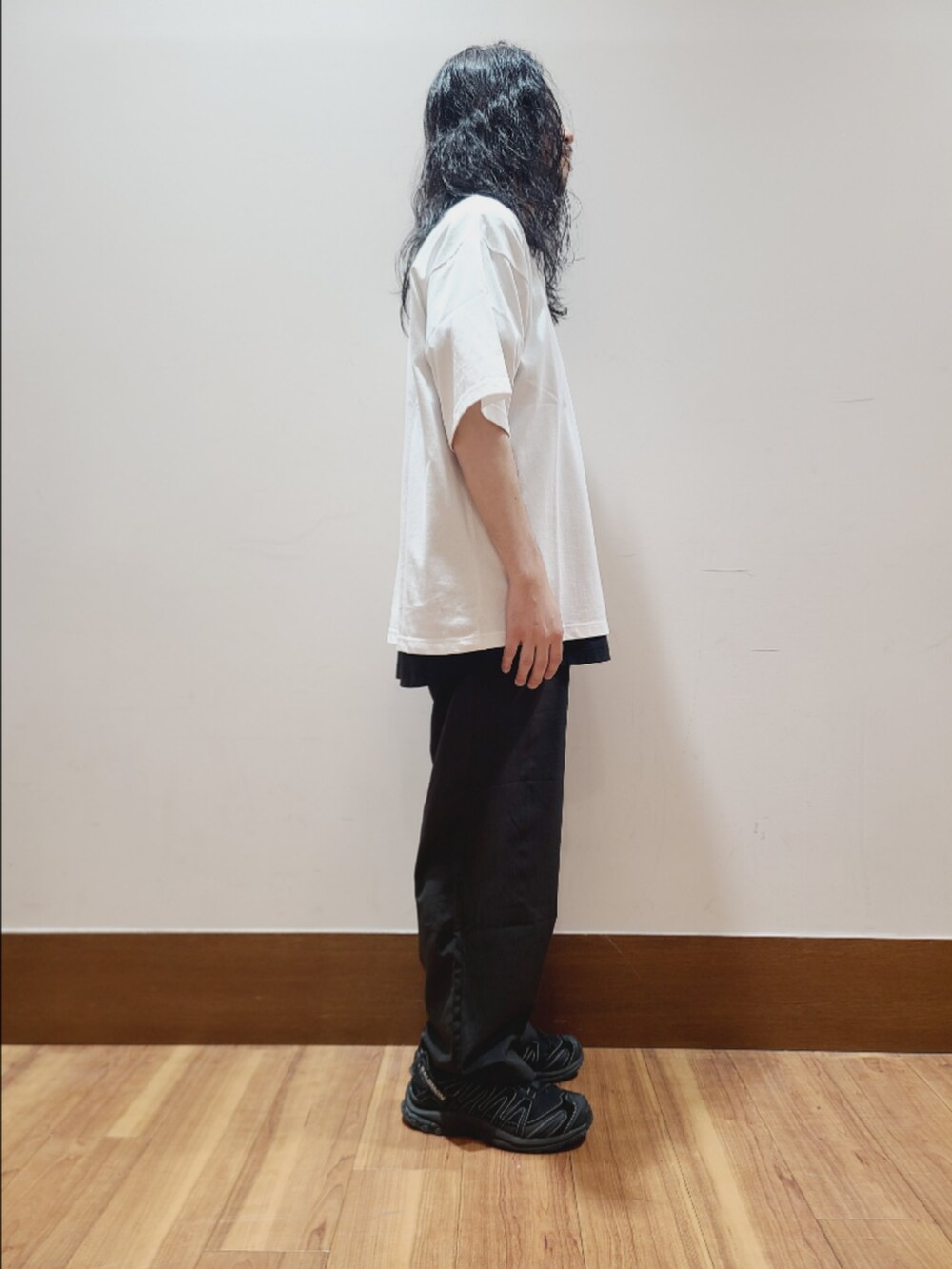 ホワイト系のTシャツ/カットソー、ブラック系のその他パンツを着用したメンズの夏コーディネートの2枚目の写真