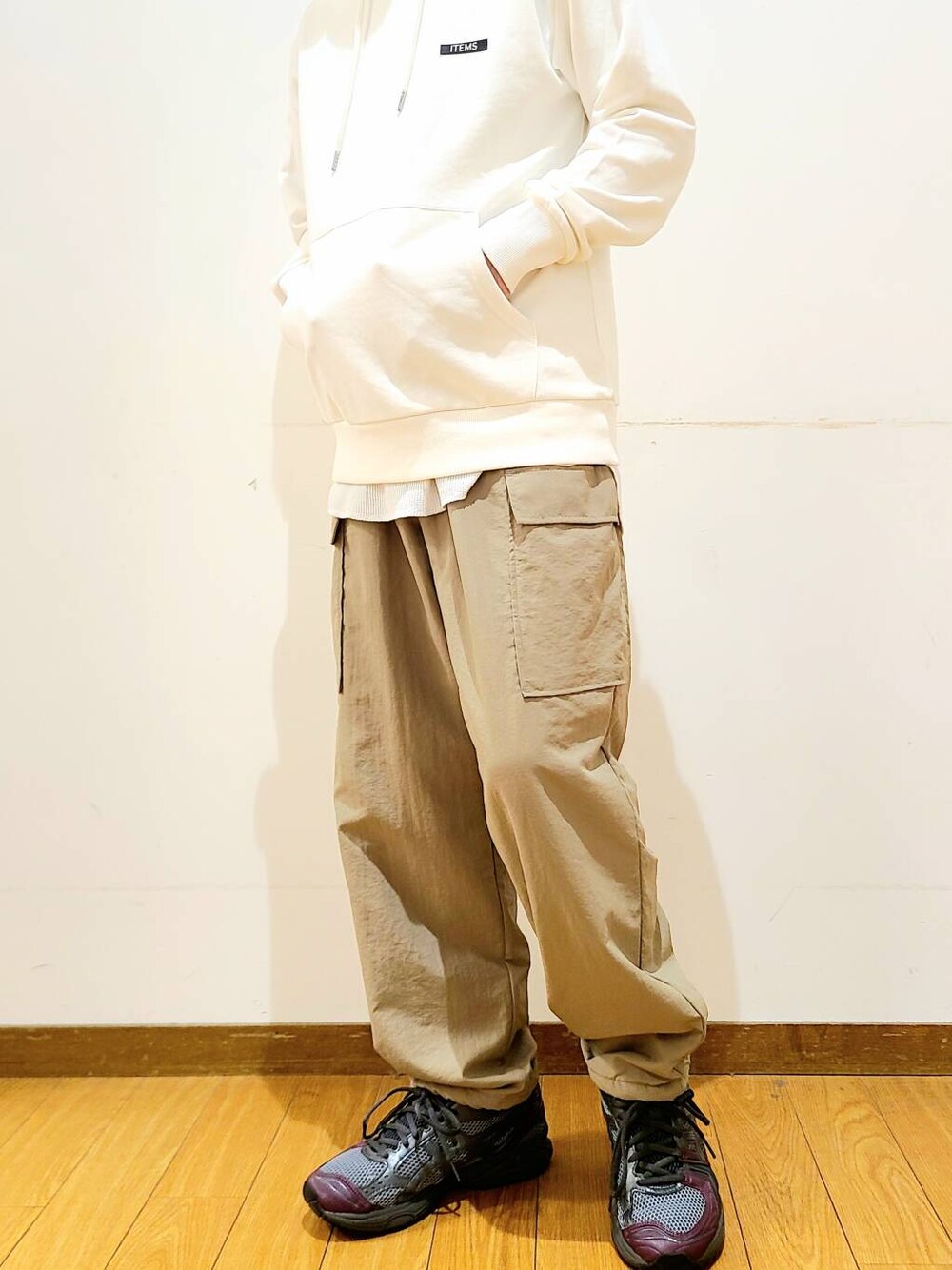 ベージュ系のその他パンツ、ホワイト系のパーカーを着用したメンズの秋コーディネートの5枚目の写真