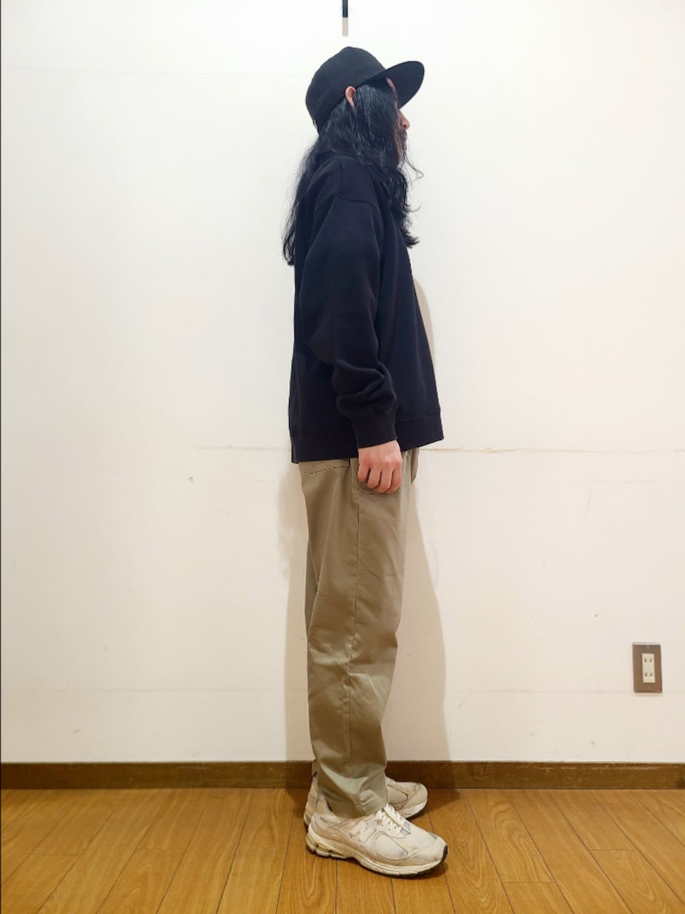 ブラック系のスウェット、ベージュ系のその他パンツを着用したメンズの春コーディネートの2枚目の写真