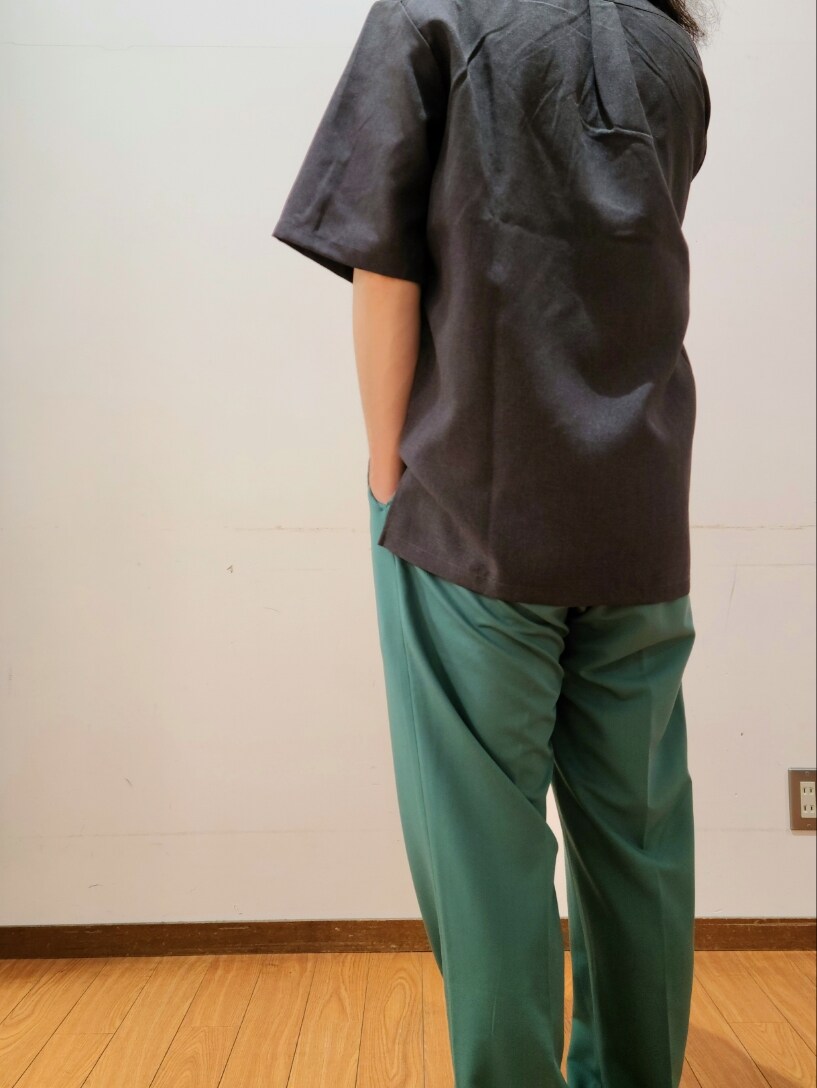 グレー系のシャツ/ブラウス、ホワイト系のTシャツ/カットソー、グリーン系のその他パンツを着用したメンズの春コーディネートの7枚目の写真