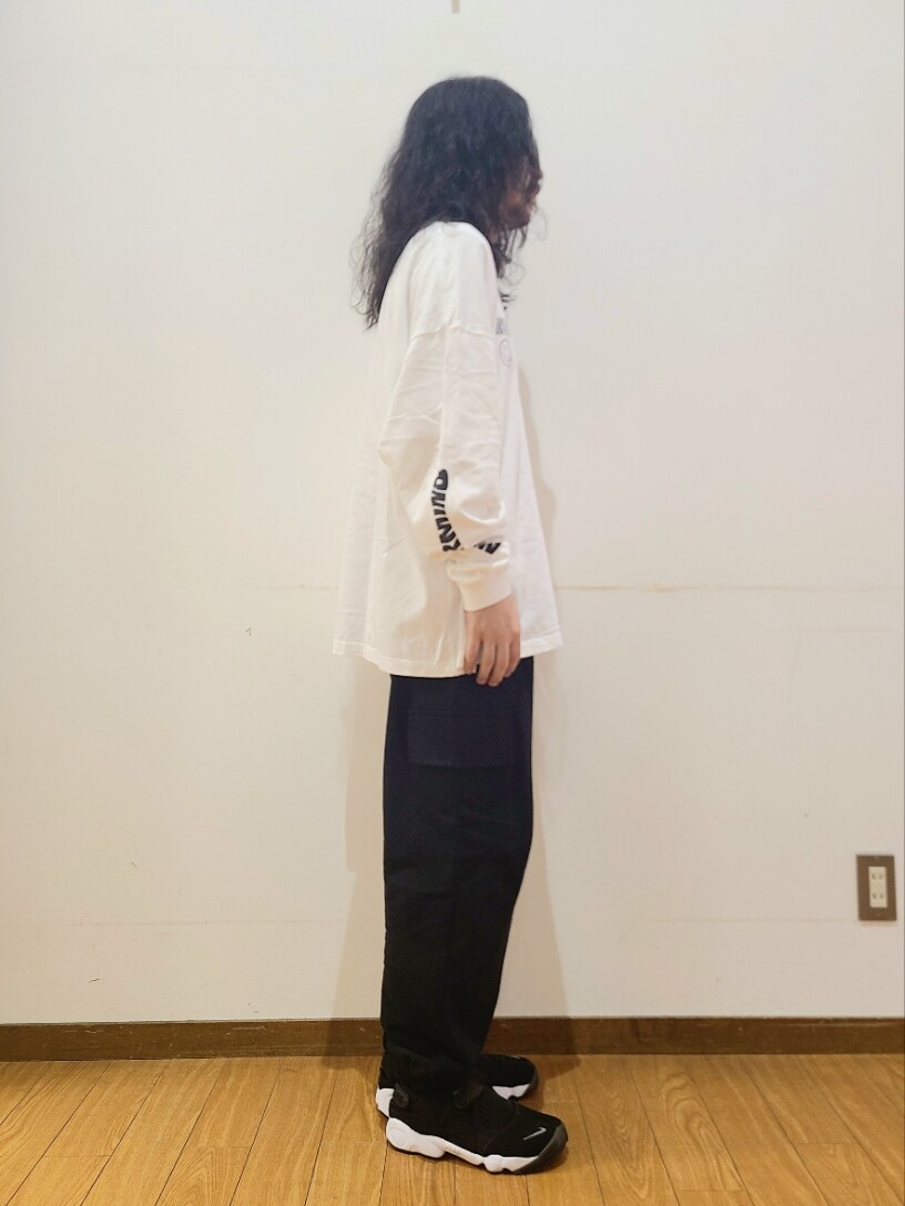 ブラック系のスウェットパンツ、ブラック系のスニーカーを着用したメンズの夏コーディネートの2枚目の写真