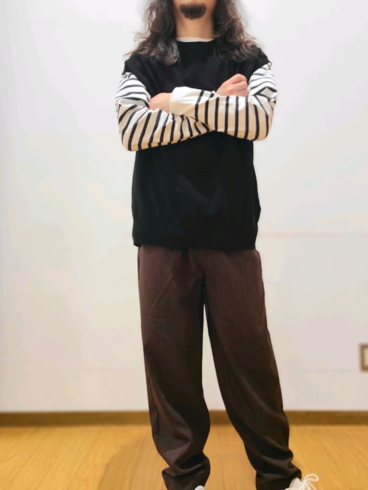 ブラック系のベスト、ブラック系のTシャツ/カットソー、ブラウン系のその他パンツを着用したメンズの春コーディネートの5枚目の写真