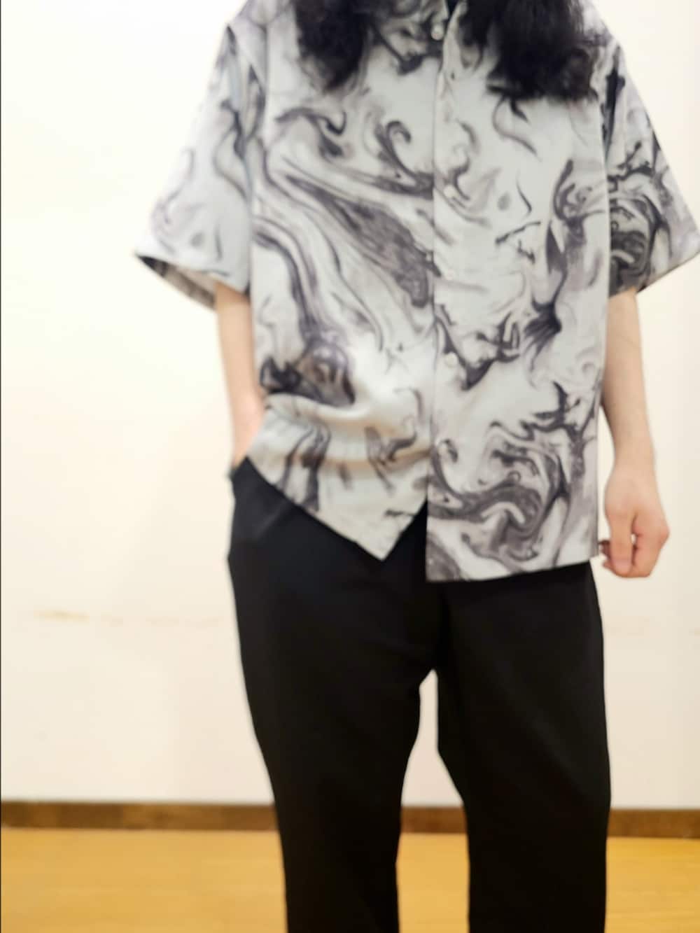 ブラック系のTシャツ/カットソー、ホワイト系のシャツ/ブラウス、ブラック系のその他パンツを着用したメンズの夏コーディネートの4枚目の写真