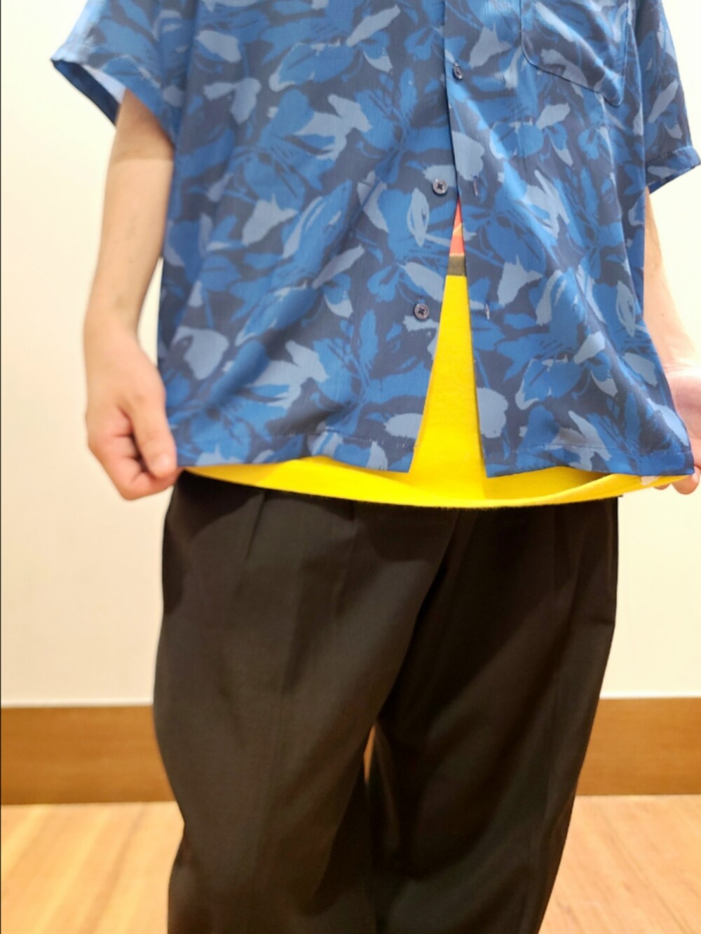 ブルー系のシャツ/ブラウスを着用したメンズの夏コーディネートの6枚目の写真