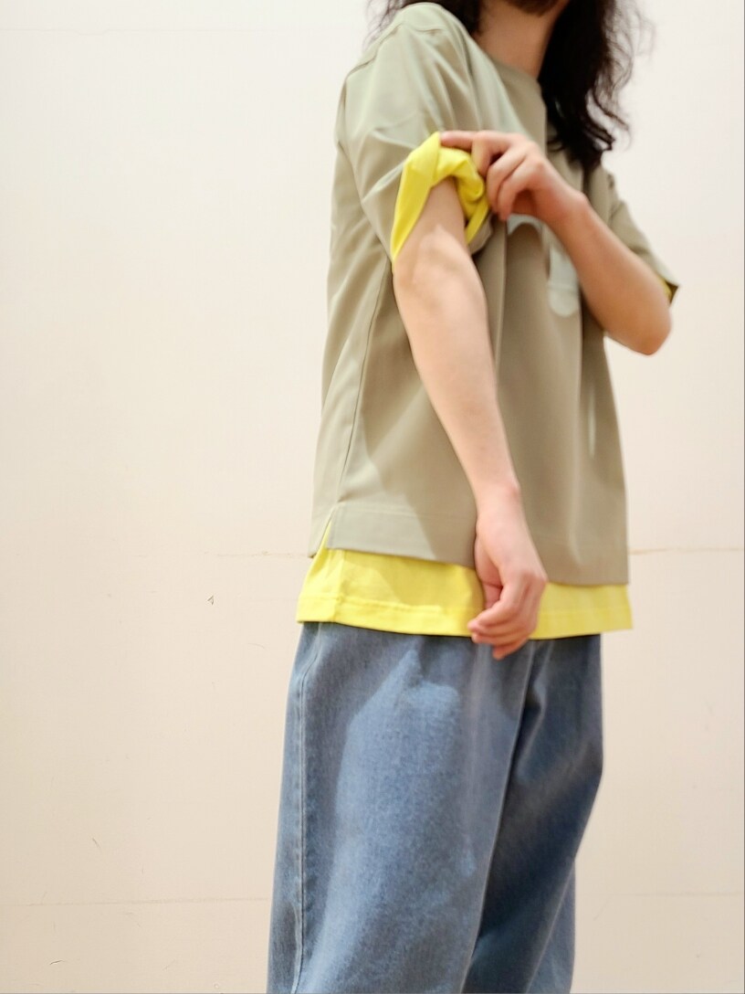 イエロー系のTシャツ/カットソー、グリーン系のTシャツ/カットソー、ブルー系のデニムパンツを着用したメンズの春コーディネートの7枚目の写真