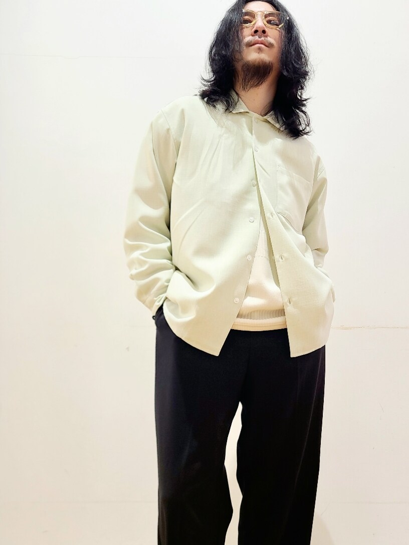 グリーン系のシャツ/ブラウス、ホワイト系のTシャツ/カットソー、ブラック系のその他パンツを着用したメンズの春コーディネートの8枚目の写真