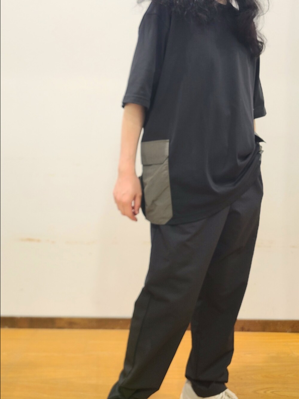 ブラック系のTシャツ/カットソー、ブラック系のその他パンツを着用したメンズの夏コーディネートの6枚目の写真