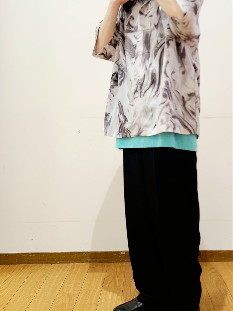 グリーン系のTシャツ/カットソー、ブラック系のスラックス、ホワイト系のシャツ/ブラウスを着用したメンズの夏コーディネートの6枚目の写真