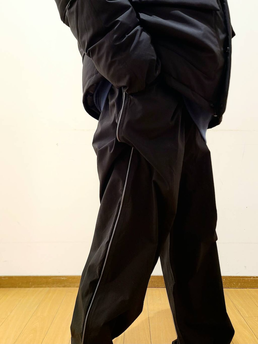 ブラック系のその他パンツ、ブルー系のスウェット、ブラック系のその他アウターを着用したメンズの冬コーディネートの7枚目の写真