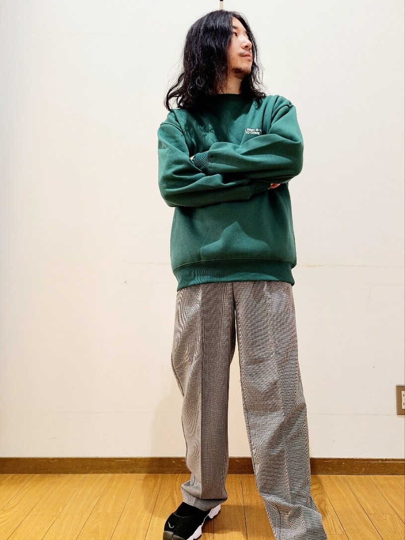 グリーン系のスウェット、その他のその他パンツを着用したメンズの秋コーディネートの5枚目の写真