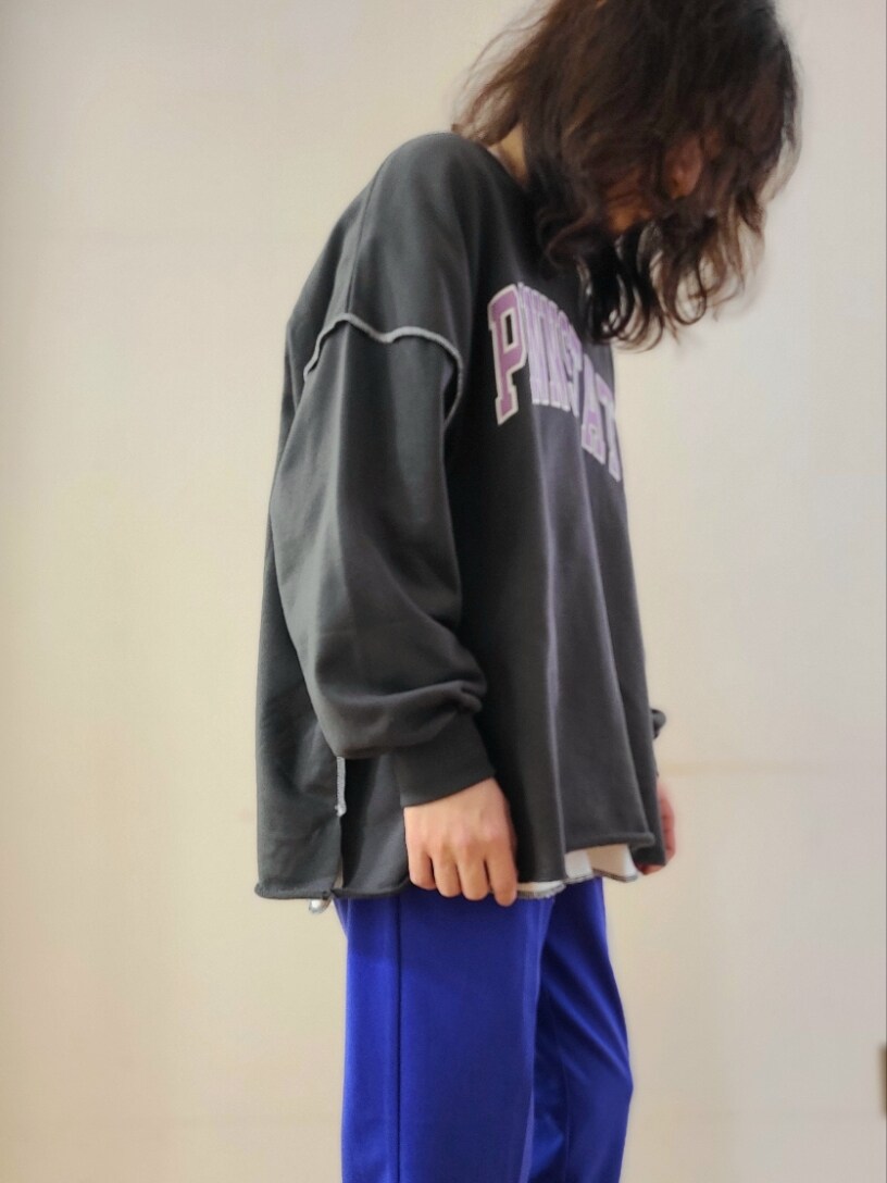 グレー系のTシャツ/カットソー、ホワイト系のTシャツ/カットソー、ブルー系のその他パンツを着用したメンズの春コーディネートの7枚目の写真