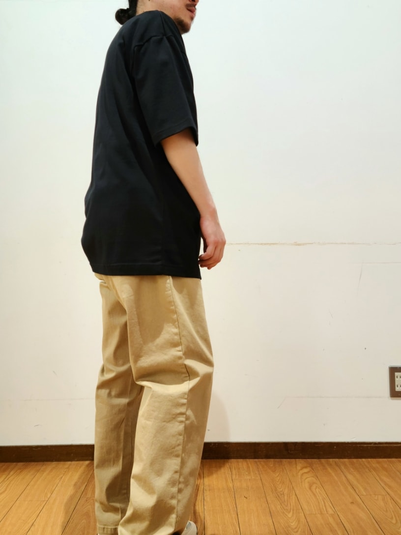 ブラック系のTシャツ/カットソー、ベージュ系のその他パンツ、ブラック系のキャップを着用したメンズの春コーディネートの4枚目の写真