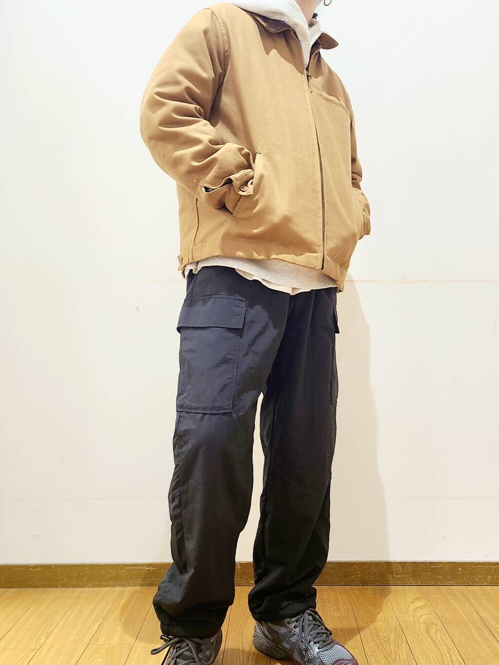 ブラック系のその他パンツ、イエロー系のその他アウター、グレー系のパーカーを着用したメンズの冬コーディネートの4枚目の写真