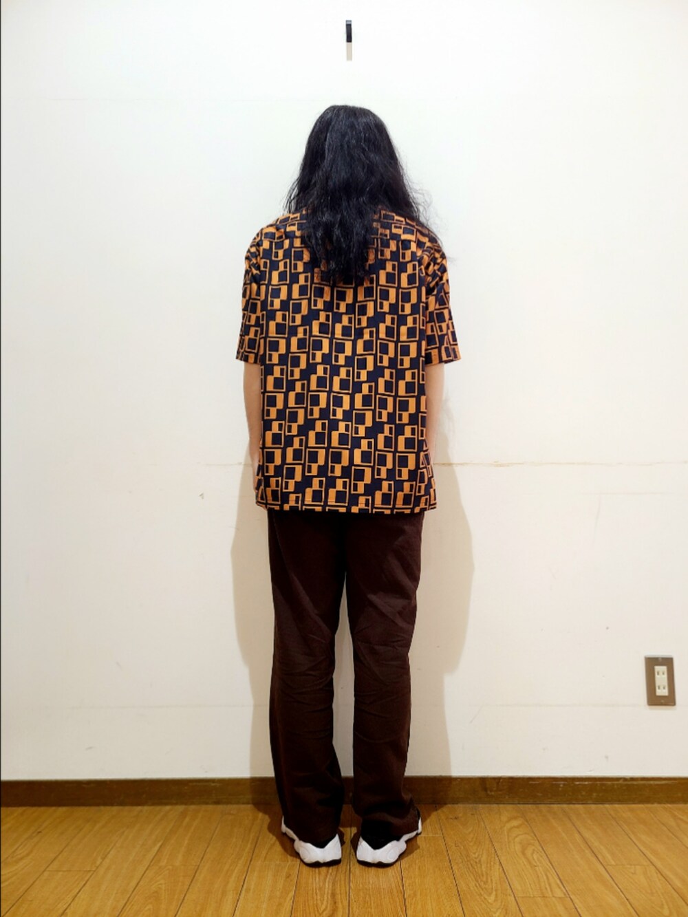 ブルー系のシャツ/ブラウス、ブラウン系のその他パンツを着用したメンズの夏コーディネートの3枚目の写真