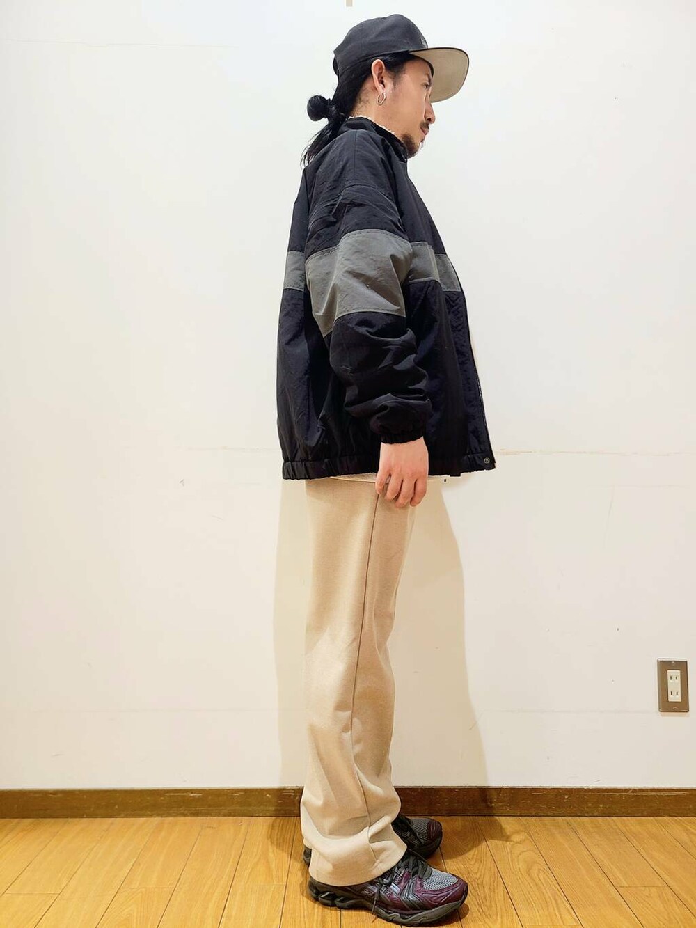 ベージュ系のその他パンツ、ブラック系のナイロンジャケット、ベージュ系のスウェットを着用したメンズの冬コーディネートの2枚目の写真