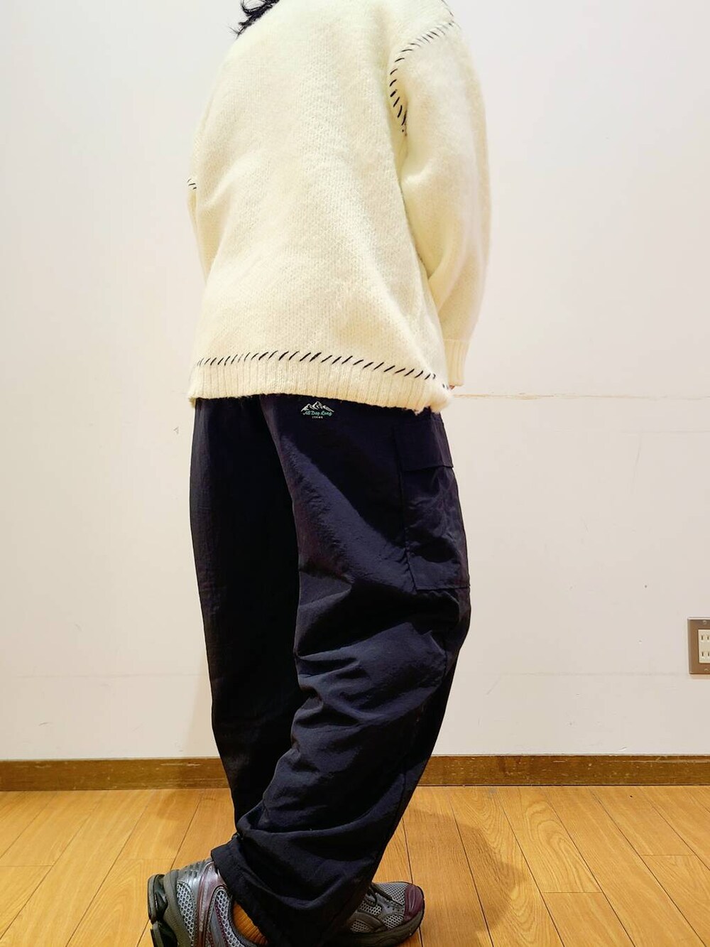 ブラック系のその他パンツ、ホワイト系のニット/セーターを着用したメンズの冬コーディネートの7枚目の写真