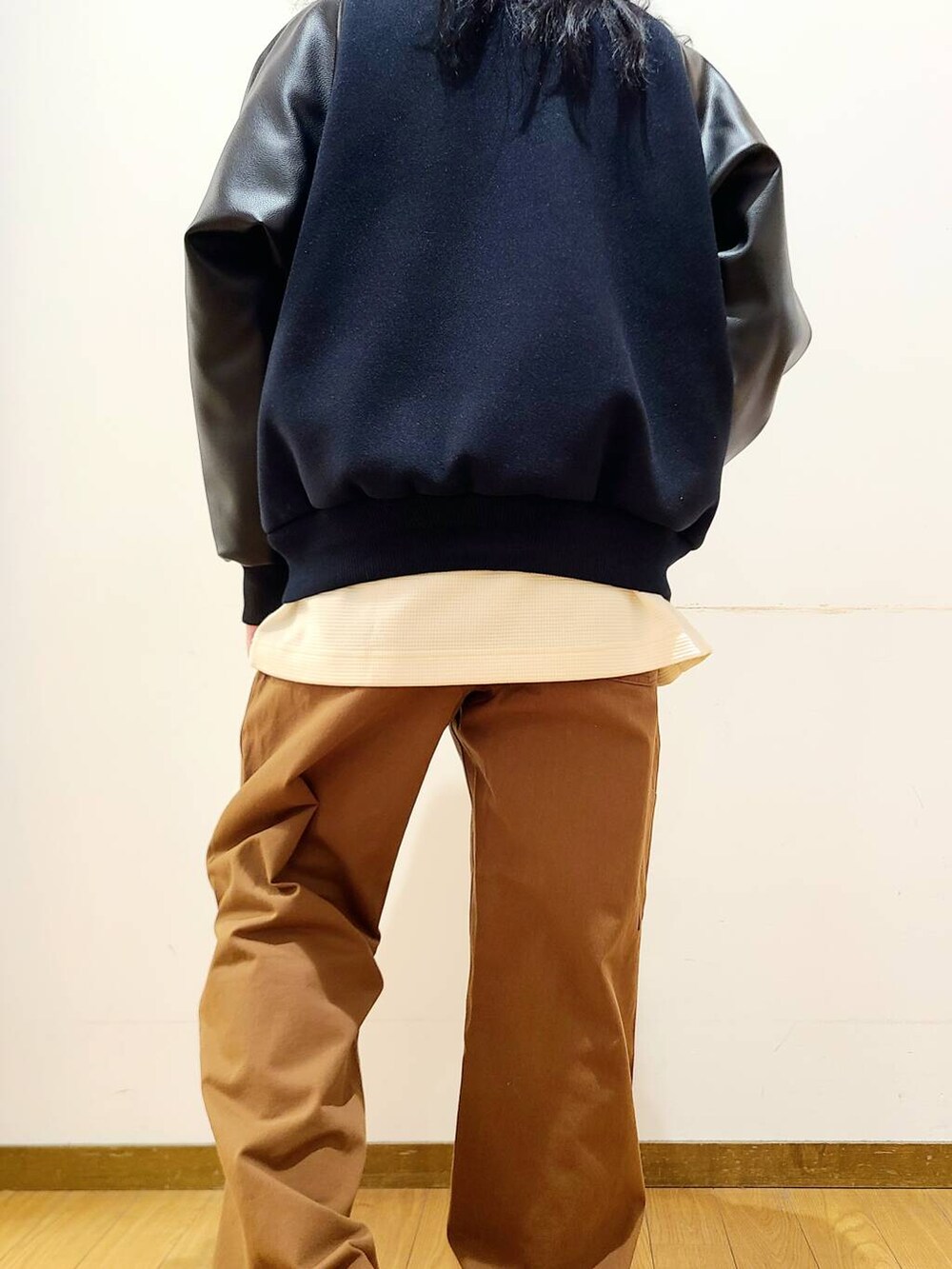 ホワイト系のスウェット、ブルー系のスタジャン、ブラウン系のその他パンツを着用したメンズの冬コーディネートの8枚目の写真
