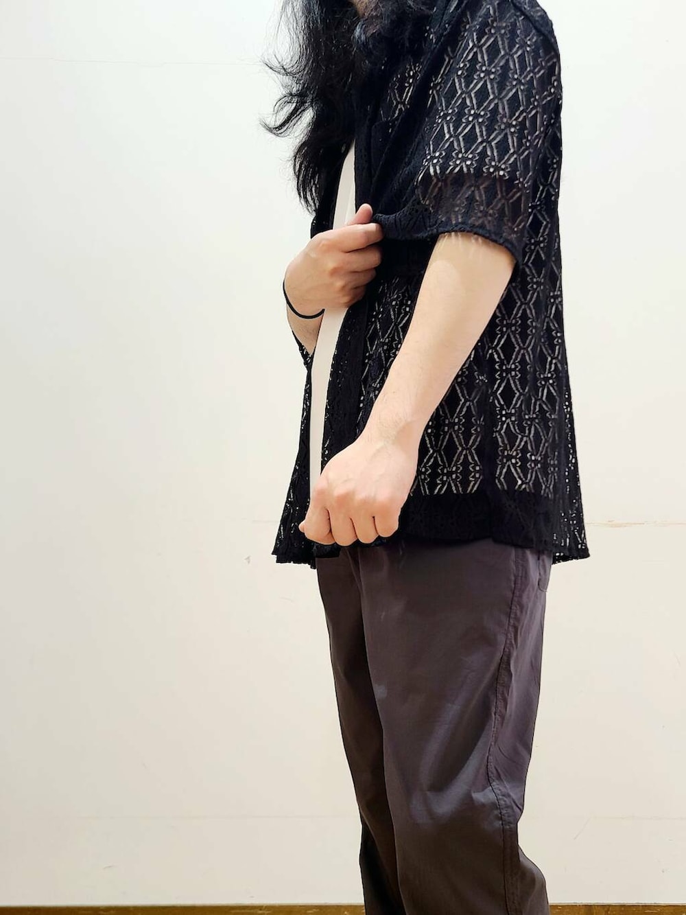 「シンプル、スニーカー、vans、カジュアル、モノトーン、イージーパンツ、シンプルコーデ、機能素材、柄シャツ、低身長、スニーカーコーデ、夏コーデ、UVカット、接触冷感、newarrival」｜「ITEMS URBANRESEARCHの『速乾/イージーケア/UVカット』高機能ポンチショートスリーブカットソー（Tシャツ/カットソー、ホワイト系）」を使った、アライタカノリさん（メンズ・164cm）の春コーディネートの7枚目の写真